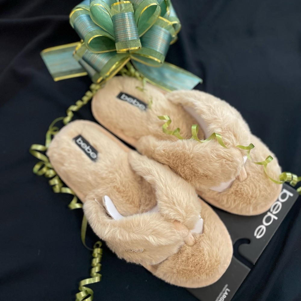 BEBE women's thong-style faux fur slippers. ☁️
Color: SAND 
Size:LARGE